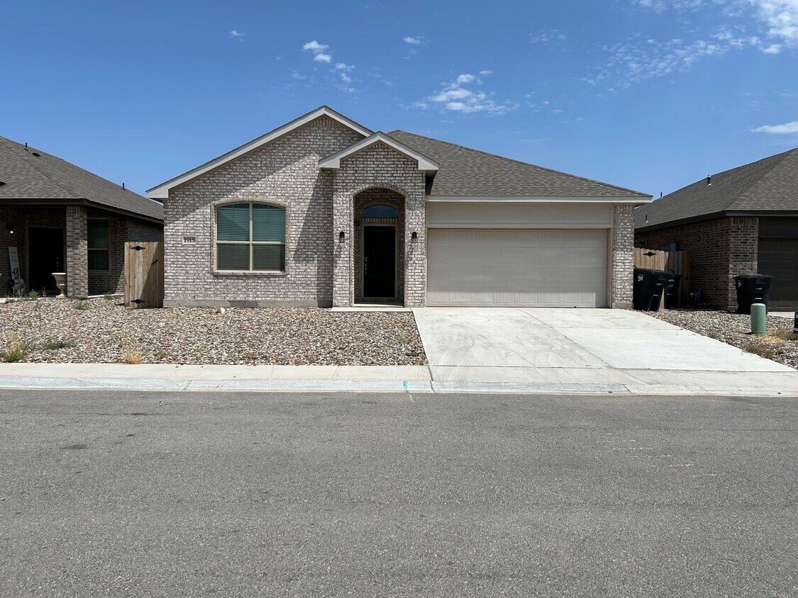 Primary Photo - Beautiful Home in Desert Ridge