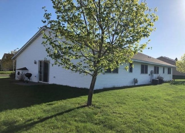 Building Photo - 634 Sycamore Dr