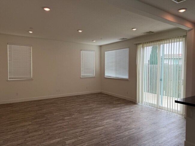 Foto del edificio - Spacious 4 Bedroom Home in Rocklin – 2,088 Sq Ft