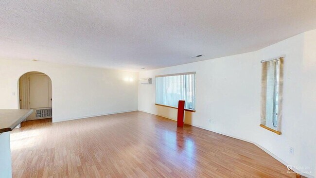 Foto del edificio - Centrally located 3 bed 3 bath home.