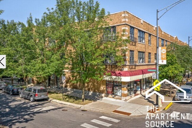 Building Photo - 2020 W Montrose Ave