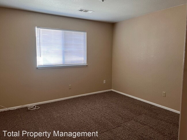 Building Photo - 2 br, 1 bath House - 915 W. Oak # 4