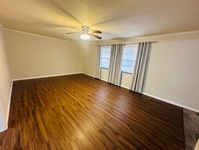 Foto del edificio - Remodeled 3BR Home in South Knoxville Near Urban Wilderness | Huge Yard + Carport