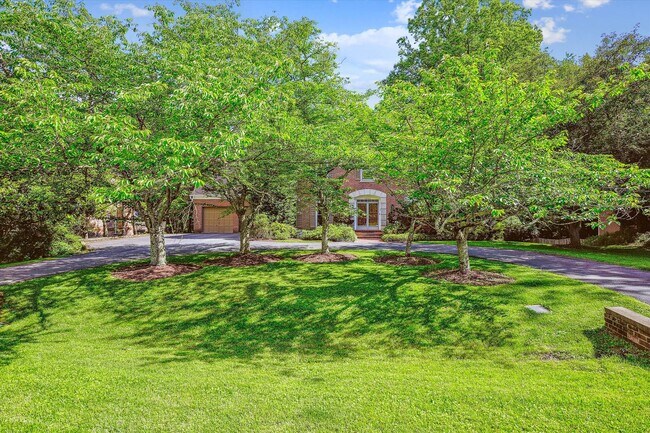 Building Photo - Magnificent 5 Bedroom, 4.5 Bathroom Bethes...