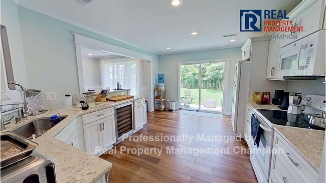 Building Photo - 4 BD/2.5 BA off Middle Sound Loop on seclu...