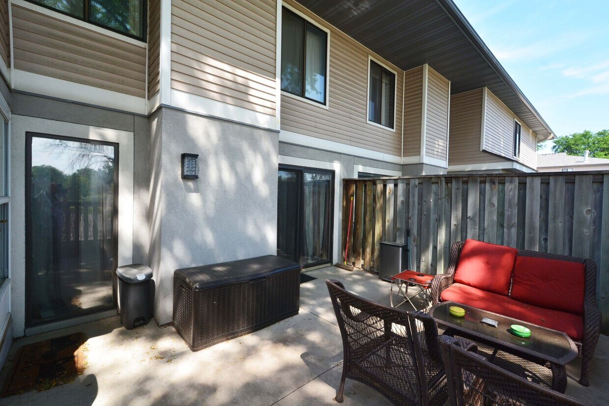 Foto principal - Spacious 2-Bedroom 3-Bathroom Townhome in ...