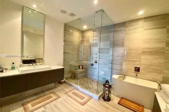 Foto del edificio - 3300 NE 188th St