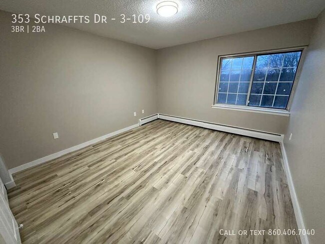 Foto del edificio - 353 Schraffts Dr