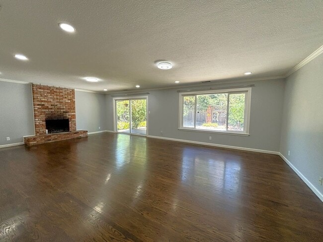 Building Photo - Welcome to your new Fremont Home - 4 Bedro...