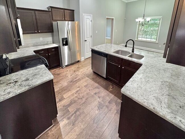 Foto del edificio - Now Leasing A Spacious 4 Bedroom 2 Bath Ho...