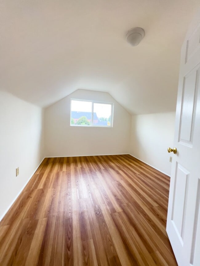 Building Photo - One bedroom unit with kitchenette and private bath