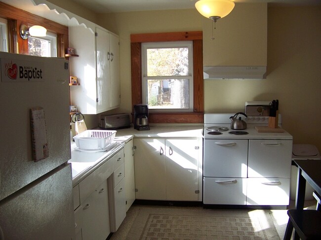 Foto del edificio - Furnished Two Bedrm, Brick Cottage in Mid-...