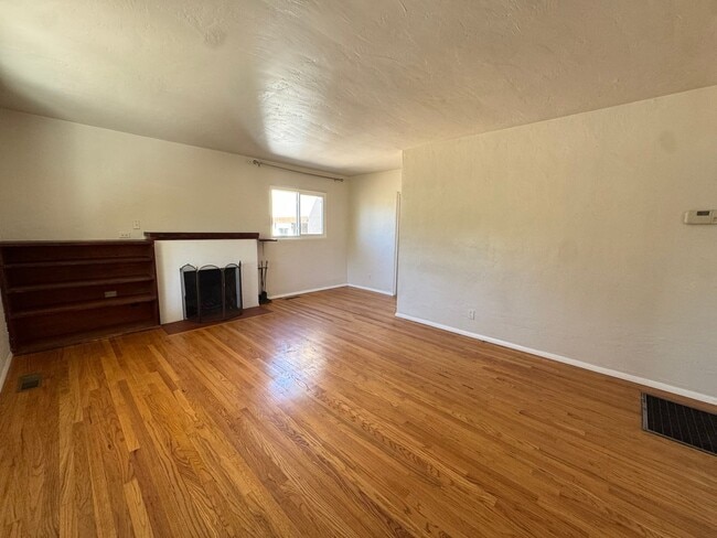 Building Photo - Victory Hills Charm!