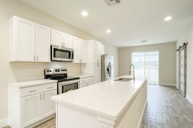 Building Photo - Townhome in Summer Flowers, Kissimmee