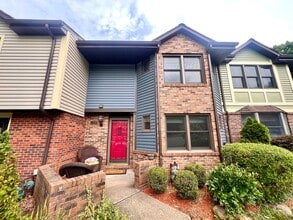 Building Photo - 1256 Queens Dr