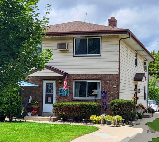 Front - 927 S 76th St