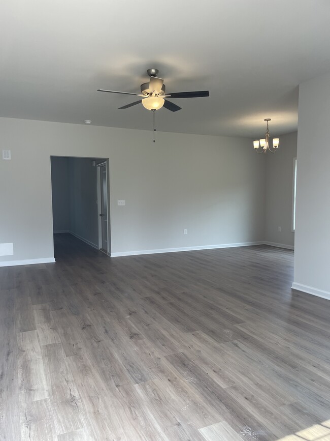 Building Photo - 809 Holland Loop