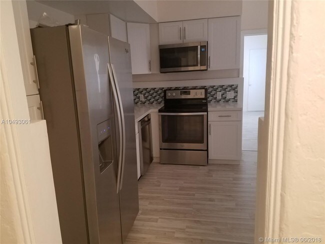 Foto del edificio - 2822 Pine Tree Dr