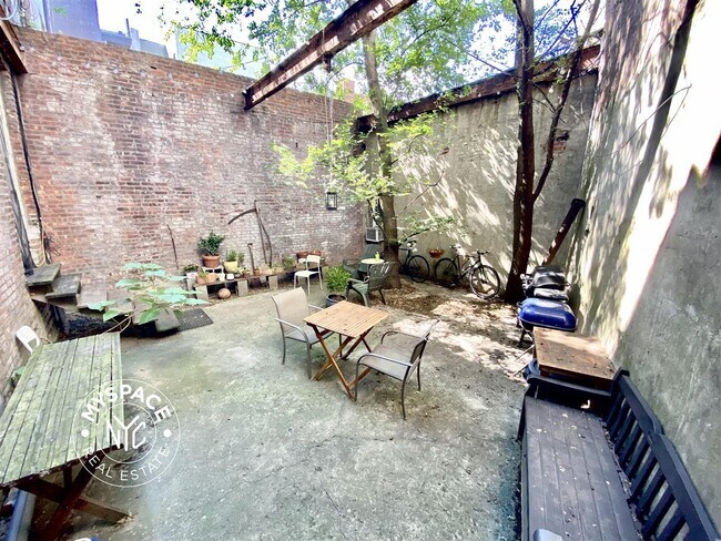 Building Photo - 891 Bergen St