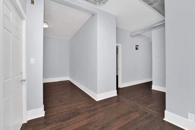 Building Photo - 845 N Damen Ave