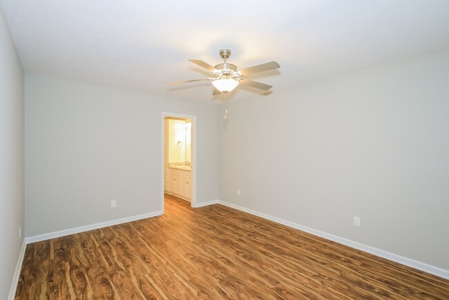 Building Photo - Cute 3 Bedroom!