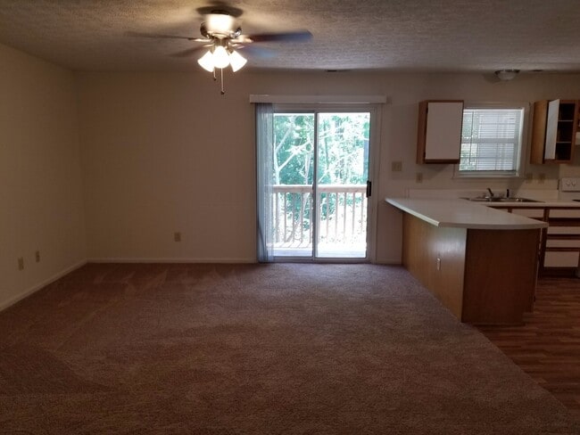 Building Photo - 2 Bedroom, 1 bath apartment  "Call us about our move in special"