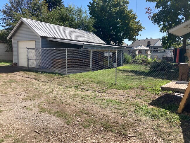 Building Photo - 1212 N South Riverton Ave