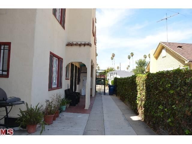 Breezeway - 3844 Arlington Ave