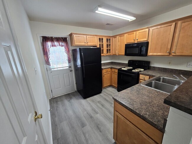 Foto del edificio - Welcome to this charming townhome in desirable Brambleton!