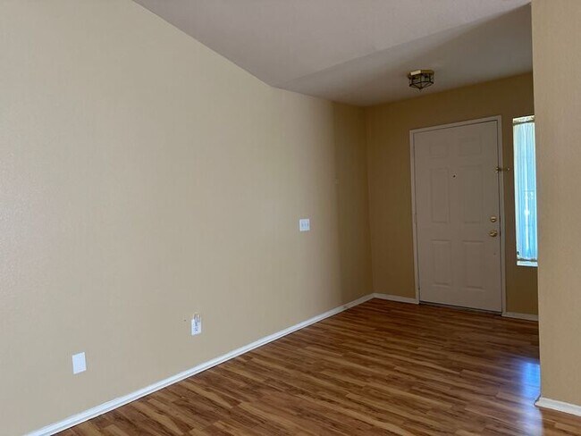 Foto del edificio - Imagine coming home to this hidden rare spacious find right off of a cul-de-sac