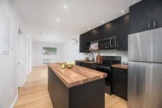 Building Photo - 1570 Rue Beaudry