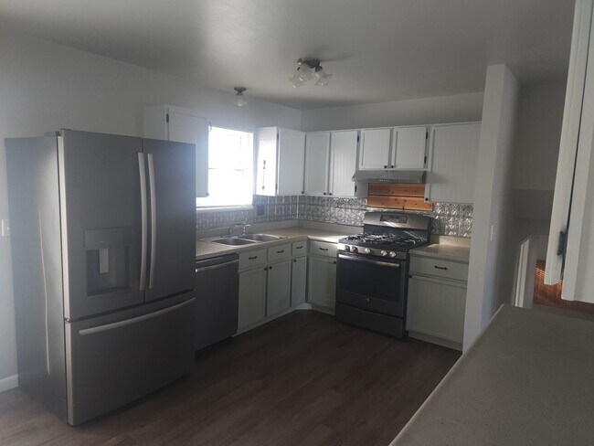 Foto del edificio - Shop-Ready 4BR Home with Lift-Ready Detached Garage & RV Parking Near Downtown Firestone