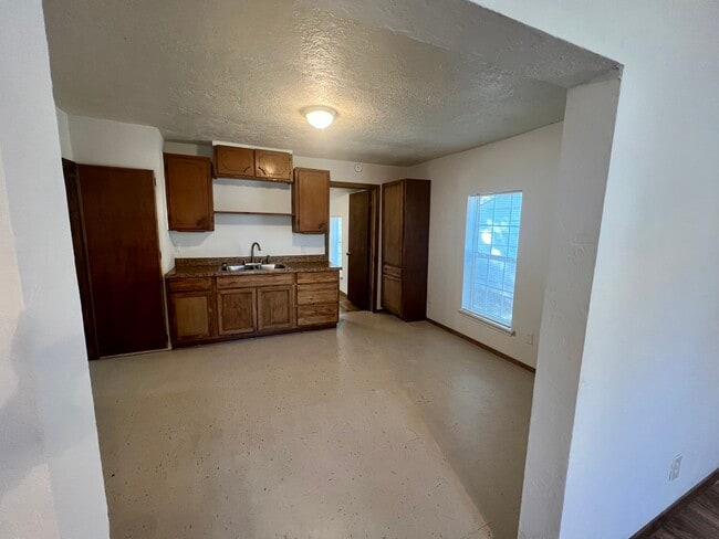 Building Photo - 316 W Apache St
