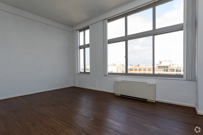 2BR, 2BA - 1,092 SF - Newport West