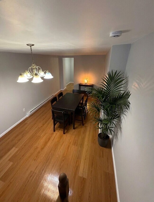 Foto del edificio - Three Bedroom One Bathroom Ready For ASAP Move In