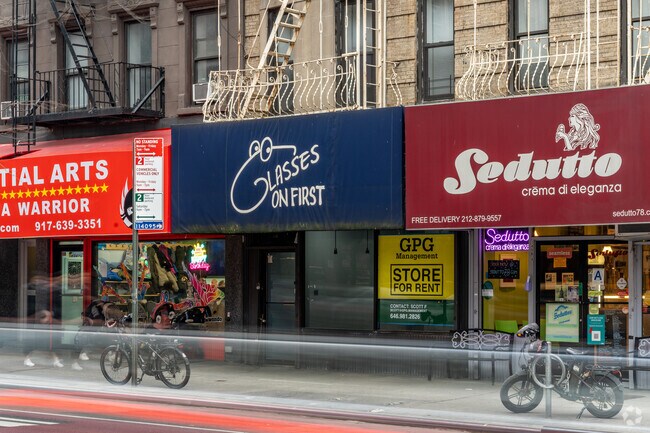 Vista a la calle - 1496-1498 1st Ave