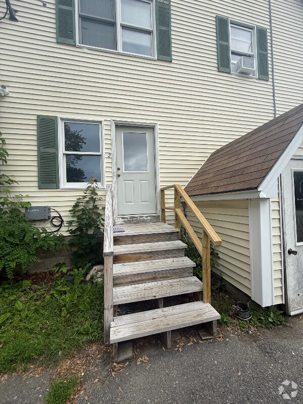 Building Photo - 86 Oak St
