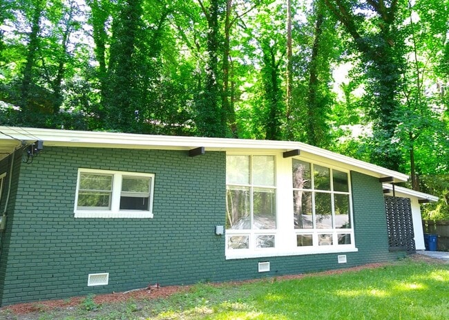 Building Photo - 3 bedroom 1.5  bath in East Point, GA