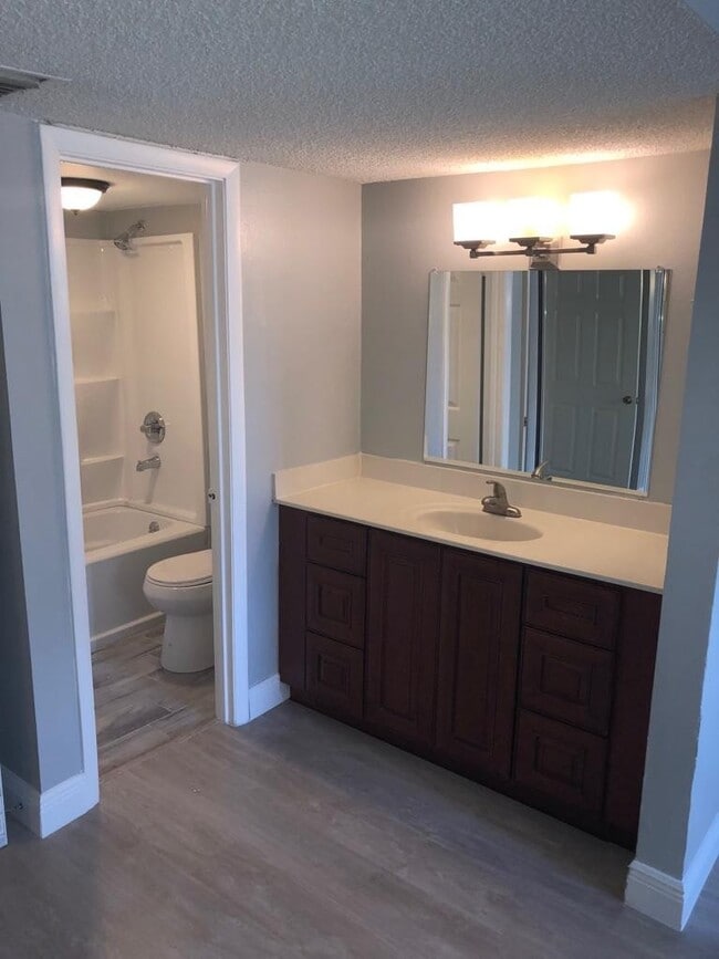 Building Photo - 4 Bed/2Bath