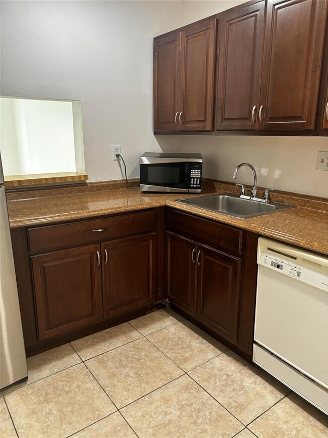 Building Photo - 7901 Colony Cir S