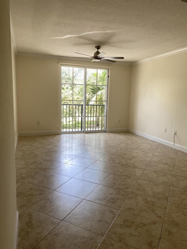Building Photo - 580 S Sapodilla Ave