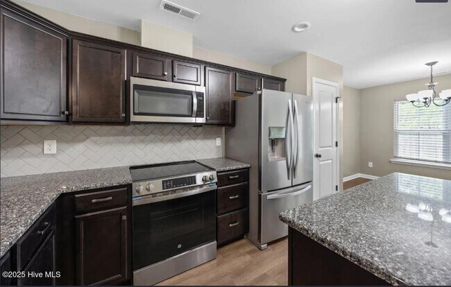 Foto del edificio - 821 Jade Ln
