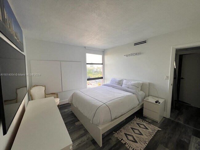 Foto del edificio - 20335 W Country Club Dr
