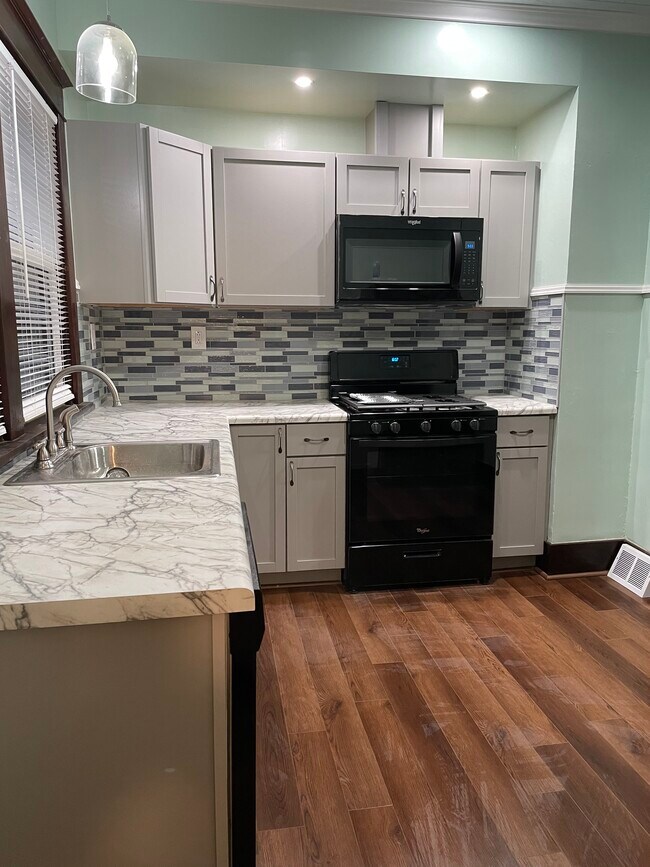Kitchen - 120 Carmichaels St
