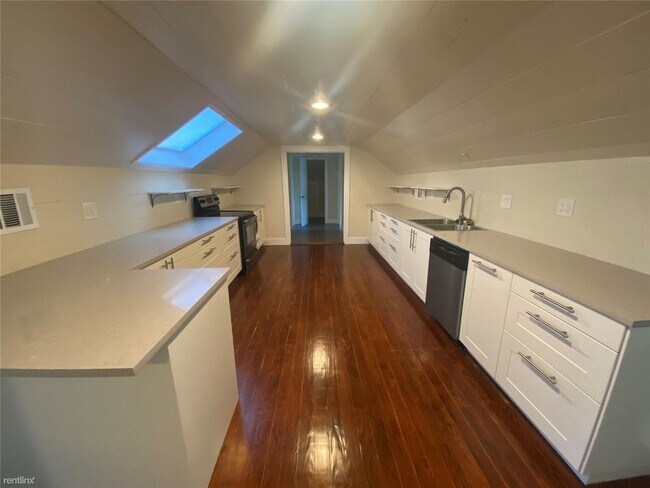 Building Photo - 2 br, 1.5 bath Triplex - 6200 Victor St Un...