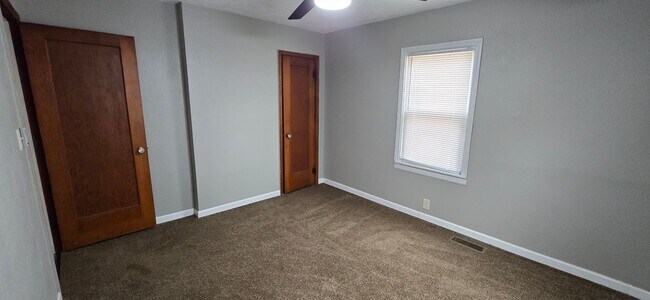 Building Photo - 2 Bedroom/1 Bath with detached garage!
