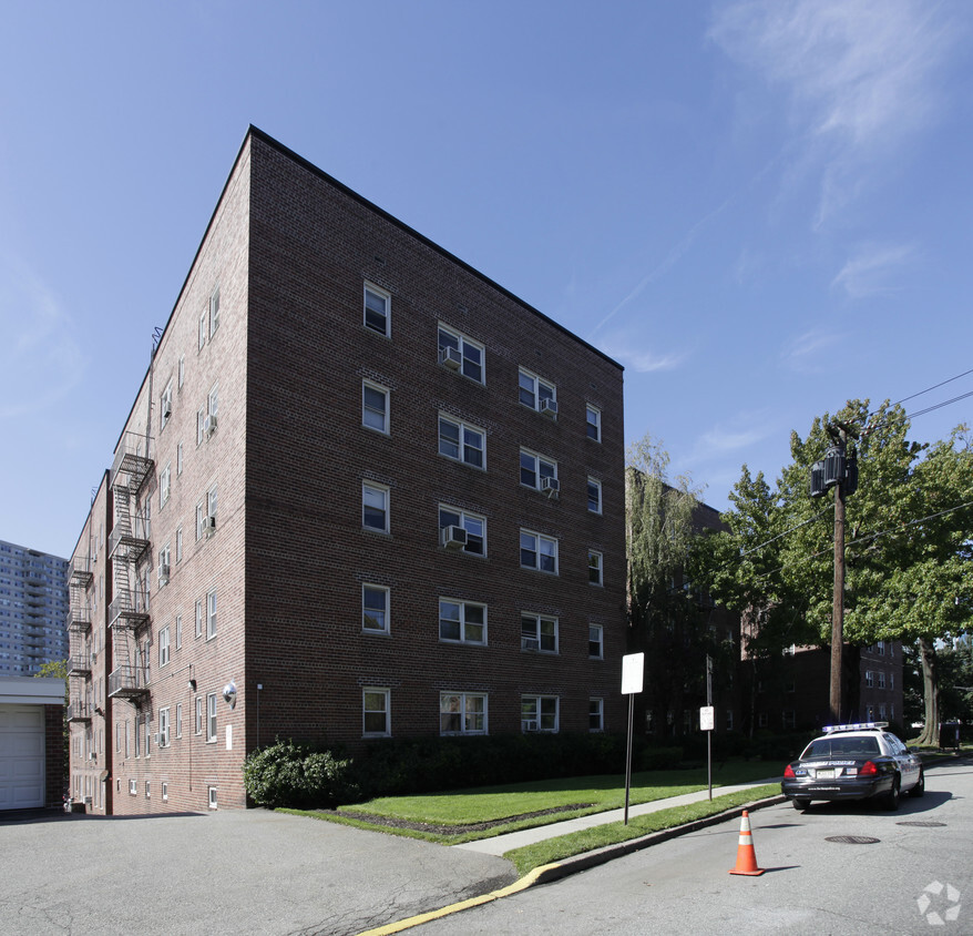 Primary Photo - Bridgeview Apartments