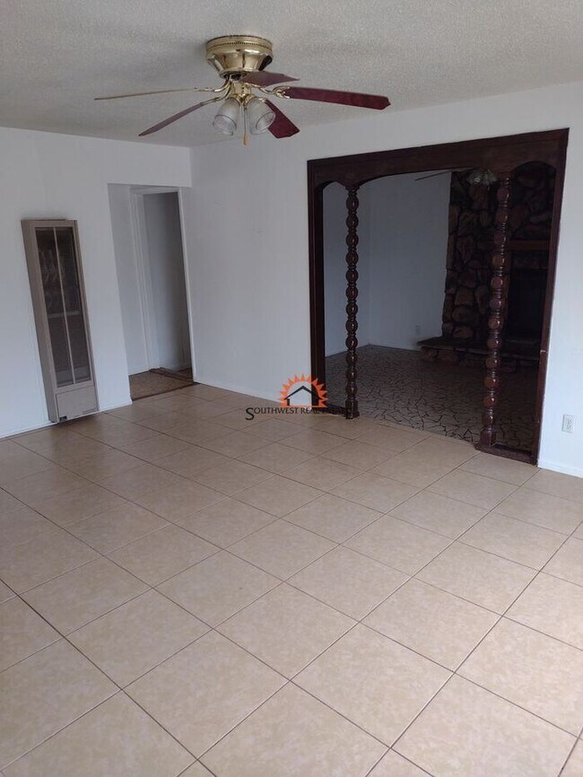 Building Photo - Cute 3 bedroom