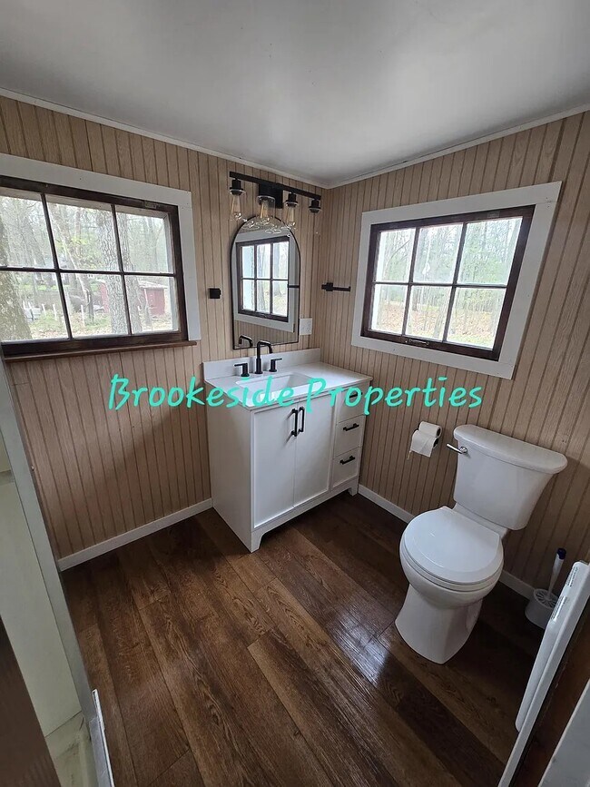 Baño - 1326 E Hess Lake Dr