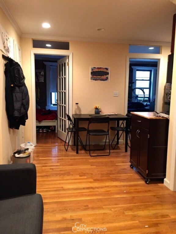 Foto del edificio - 230 E 7th St